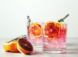 Není pink gin jako Pink gin: destilát vs koktejl