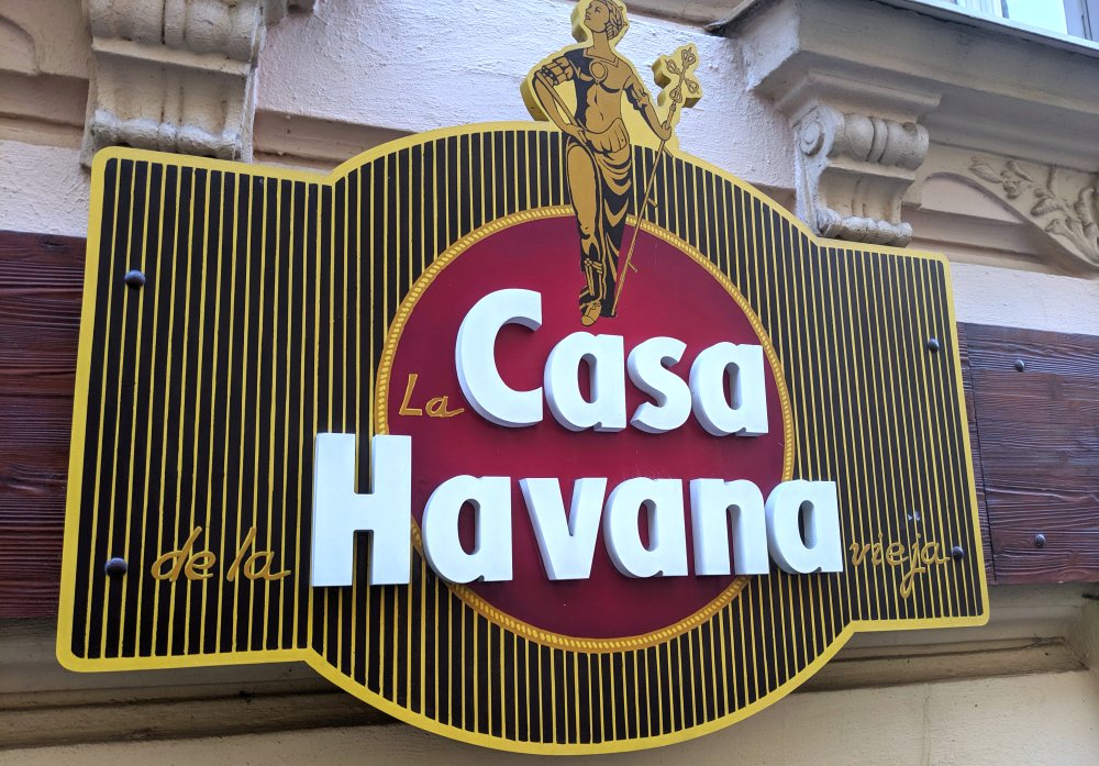 Vývěsní štít pražského baru La Casa de la Havana vieja